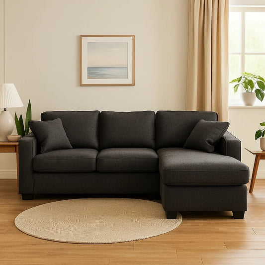 Sofá Chaise Longue de Tres Plazas en Tela Gris Oscuro con Cojines