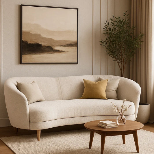 Sofá Curvo en Tela Bouclé Beige con Cojines Decorativos y Patas de Madera