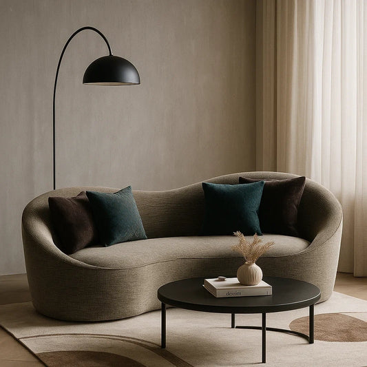 Sofá Curvo de 3 Plazas en Tela Gris con Cojines Decorativos