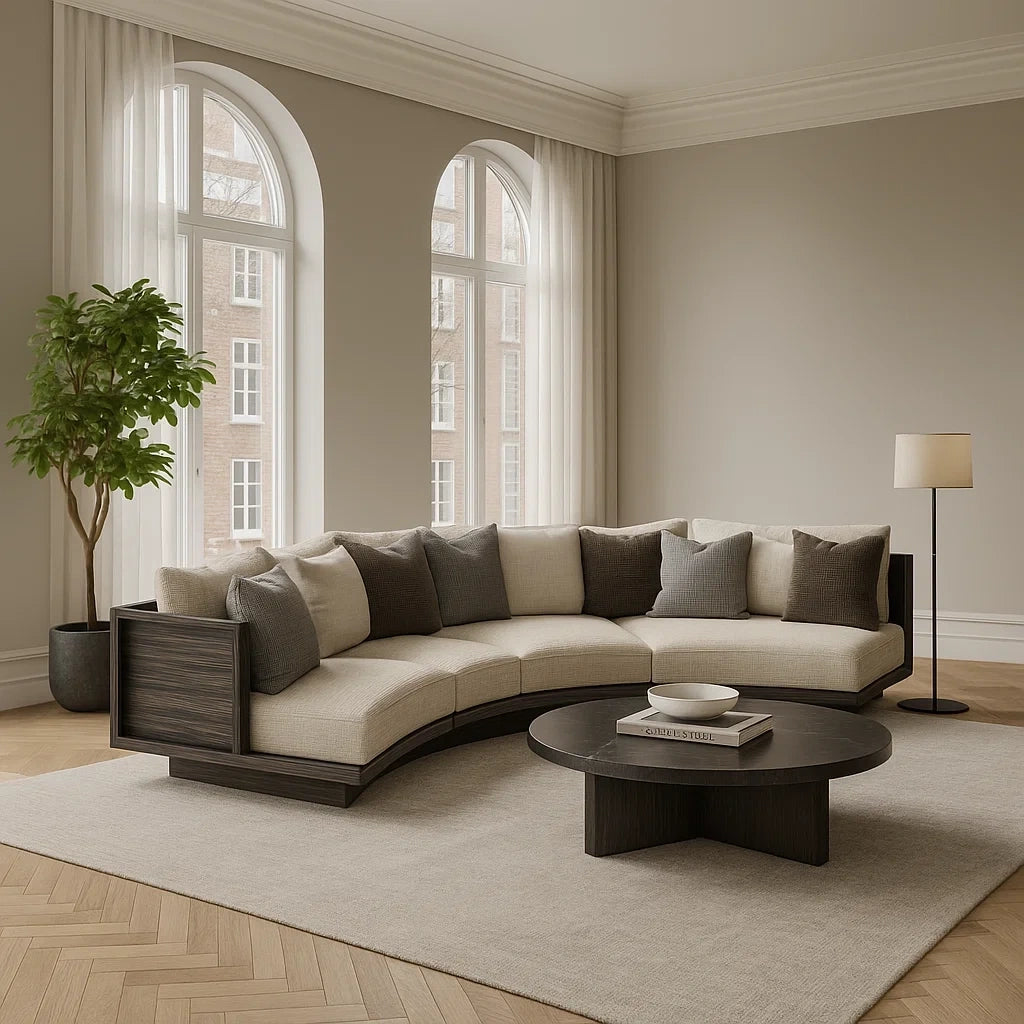 Sofá Esquinero Curvo Moderno de Tela Beige con Cojines Decorativos