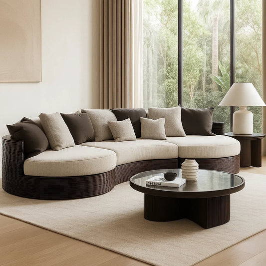 Sofá Esquinero Curvo de Tela Beige con Estructura de Madera Oscura y Cojines Decorativos