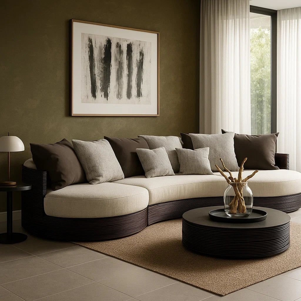Sofá Curvo Moderno de Tela Beige con Base de Madera Oscura y Cojines Decorativos