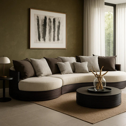 Sofá Curvo Moderno de Tela Beige con Base de Madera Oscura y Cojines Decorativos