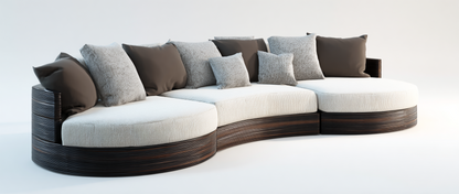 Sofá Curvo Moderno de Tela Beige con Base de Madera Oscura y Cojines Decorativos