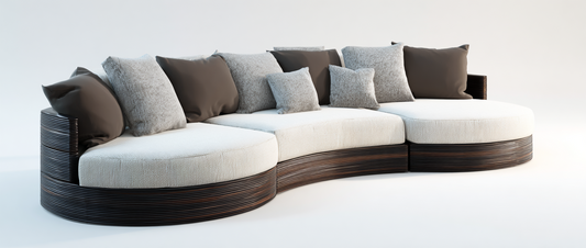 Sofá Curvo Moderno de Tela Beige con Base de Madera Oscura y Cojines Decorativos